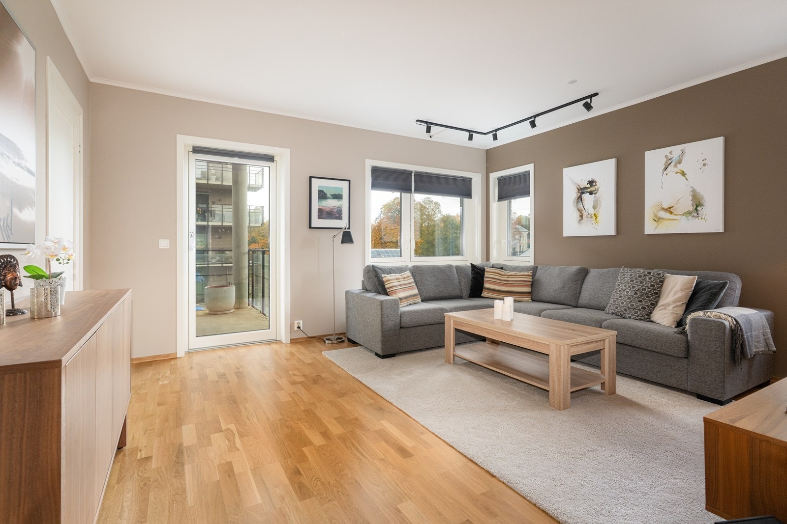 Svært innbydende og lettstelt 4-roms leilighet med gjennomgående fine overflater med solide materialvalg og en fin helhet. Boligen har en meget god planløsning med gjennomtenkt romløsning og romslige rom. Galleribilde