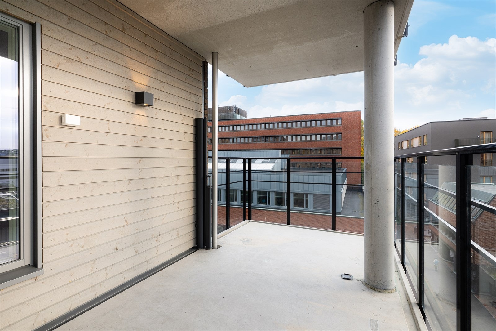 Denne balkongen er også overbygget, som gjør at den kan brukes store deler av året! Galleribilde