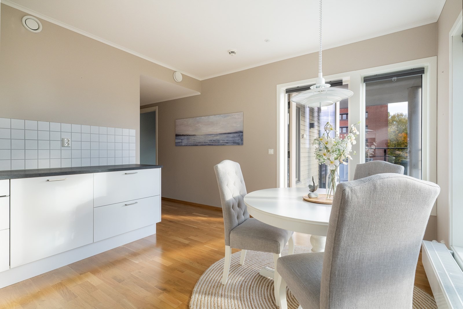 I leiligheten er det hovedsakelig parkett på gulvene, kombinert med malte, slette vegger og himlinger. Noe som skaper et lyst og moderne uttrykk gjennom hele boligen. Galleribilde