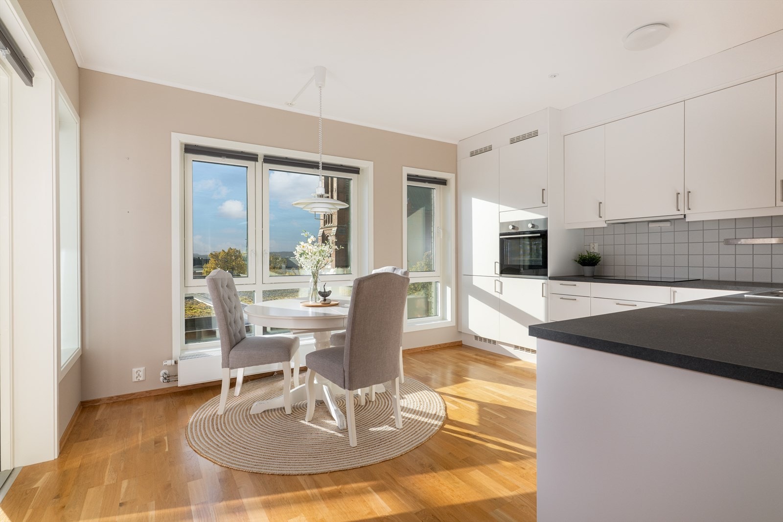 Kjøkkenet er fra kvalitetsbevisste Sigdal, med tidløs design, glatte hvite fronter og integrerte hvitevarer. Galleribilde