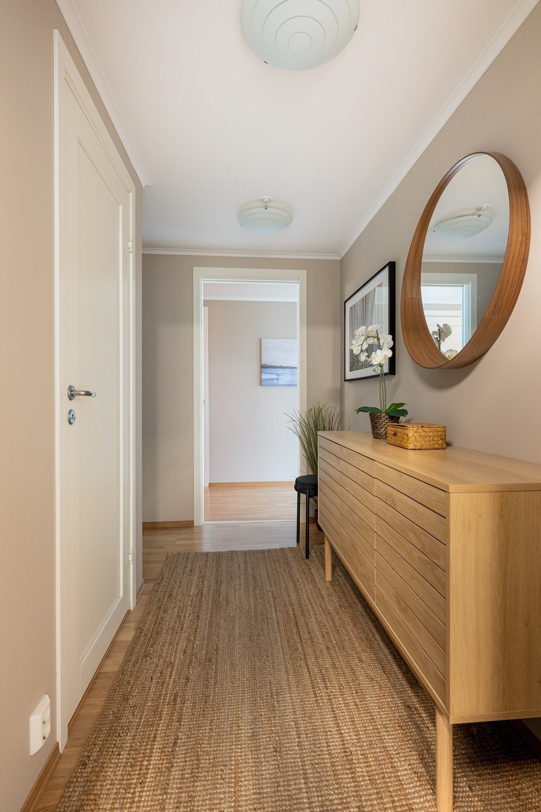 Fra entreen har du tilgang til et praktisk plassert toalettrom på venstre side, før du fortsetter videre inn i leiligheten. Galleribilde