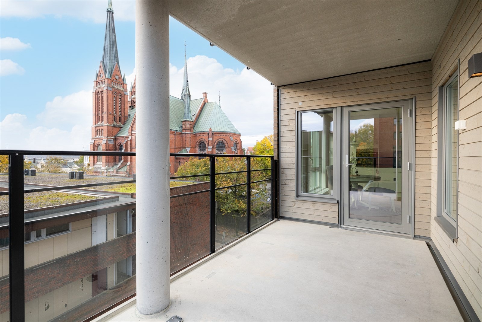 Deilig balkong med utsikt til flotte Skien Kirke! Galleribilde