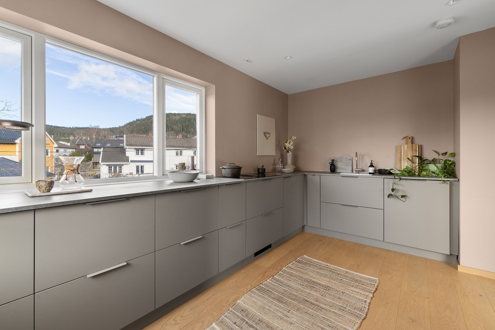 Rommet er godt utnyttet med god skap- og benkeplass, uten at det har gått på bekostning av den luftige romfølelsen Galleribilde