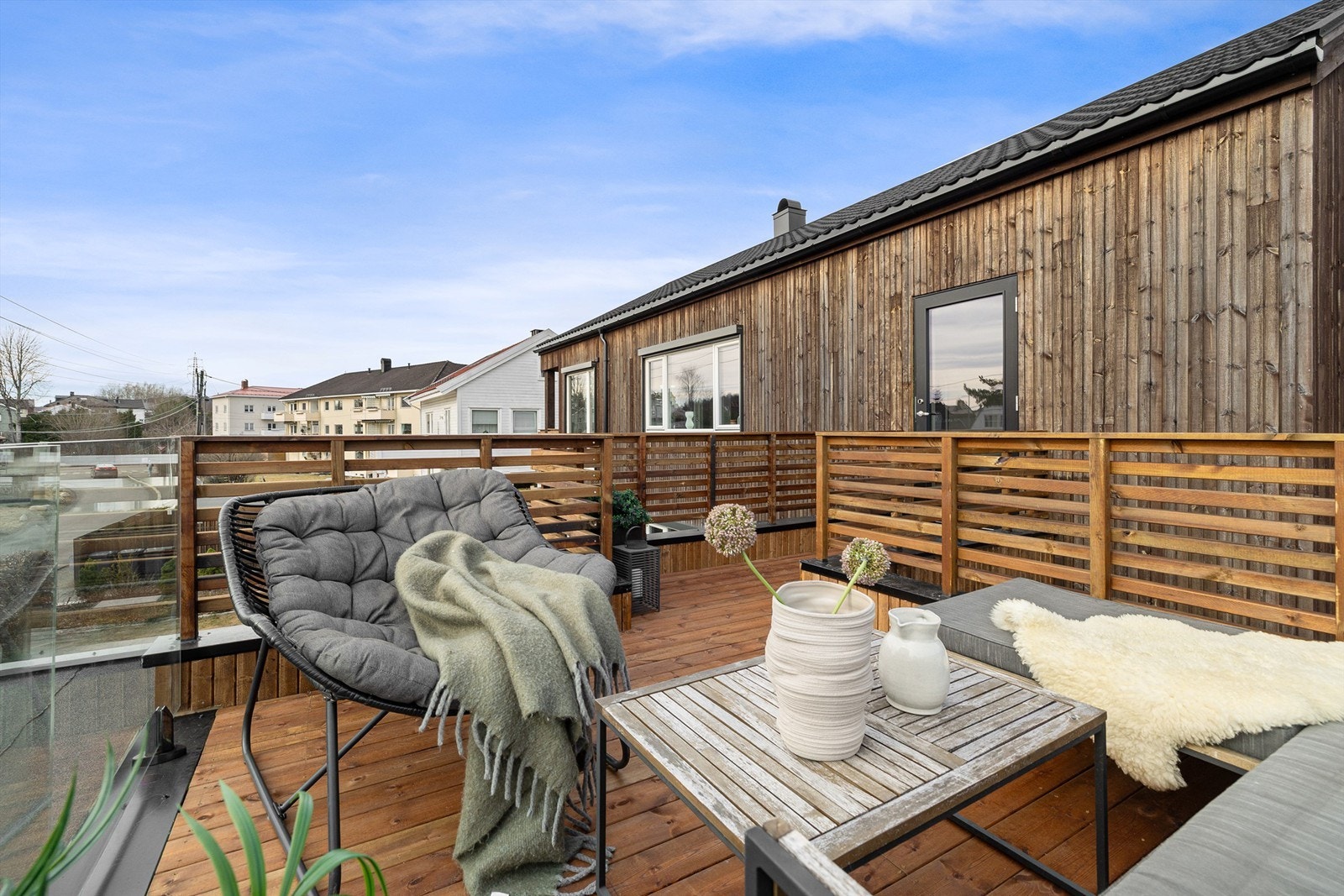 Det er god plass til en hyggelig sittegruppe. Ny balkongdør fra 2025 Galleribilde