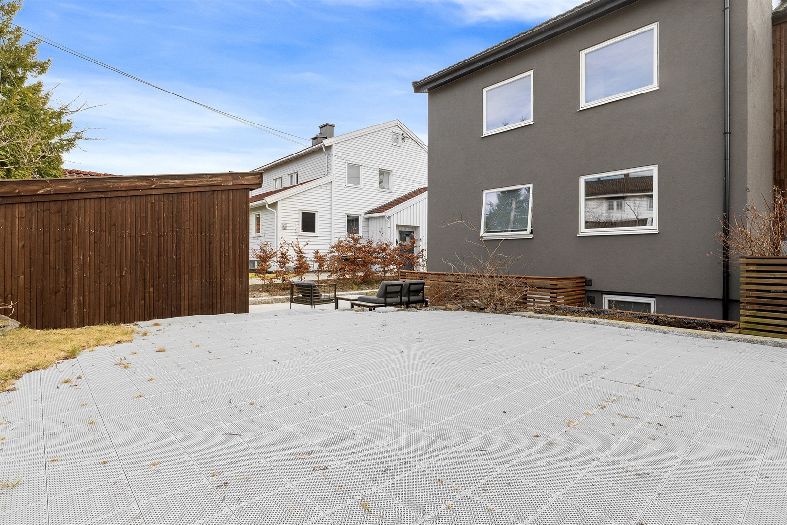 Stor uteplass med plass til trampoline og ballspill Galleribilde