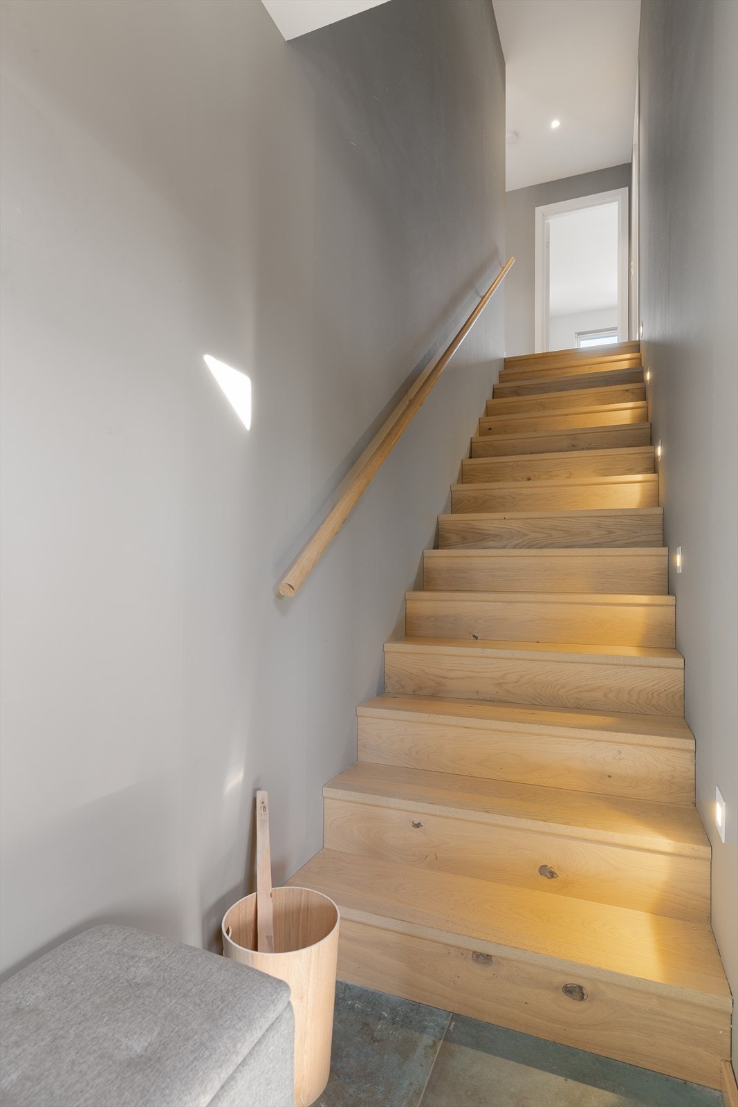 Fra entréen i 1. etasje går det lekker trapp med belysning opp til oppholdsrommene i 2. etasje Galleribilde