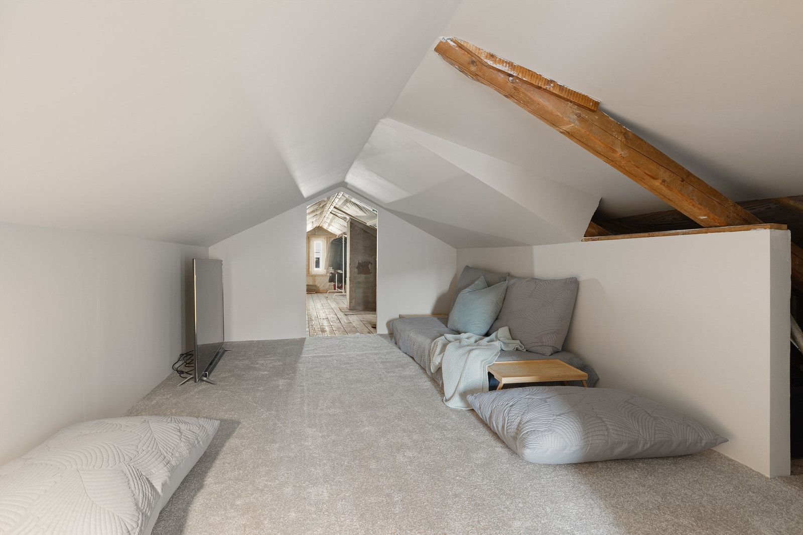 Praktisk loft med innredet "loftsstue", det går fullverdig trapp fra stuen. Loftet er ikke måleverdig på grunn av lav takhøyde og er ikke godkjent for varig opphold Galleribilde