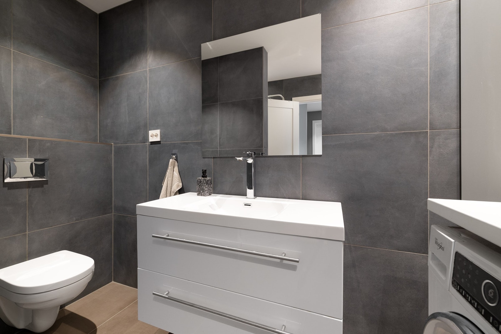 Vaskerommet fungerer også som et ekstra toalett, praktisk med travle morgener eller ved storbesøk Galleribilde