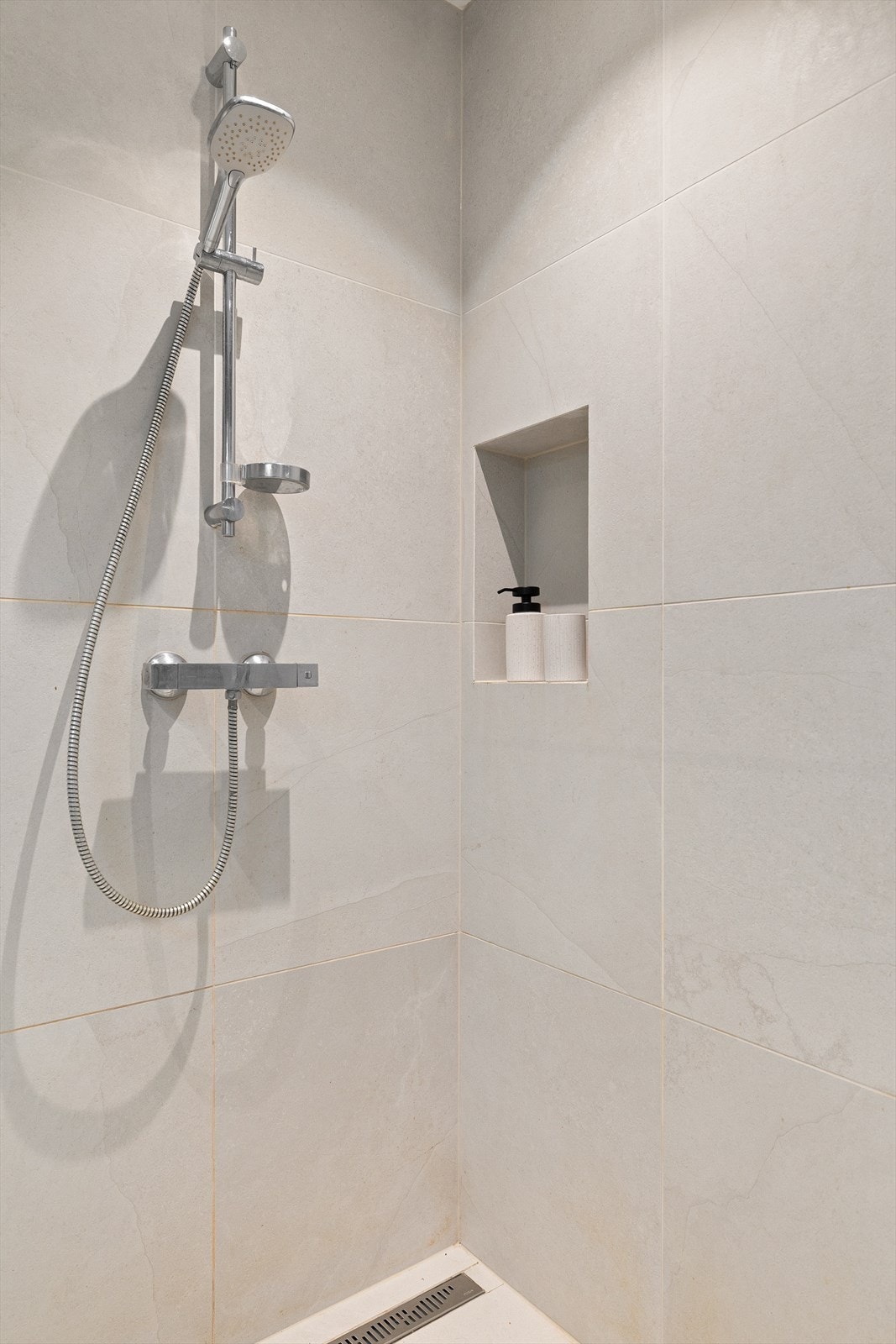 Stor dusjnisje med integrert flislagt hylle Galleribilde