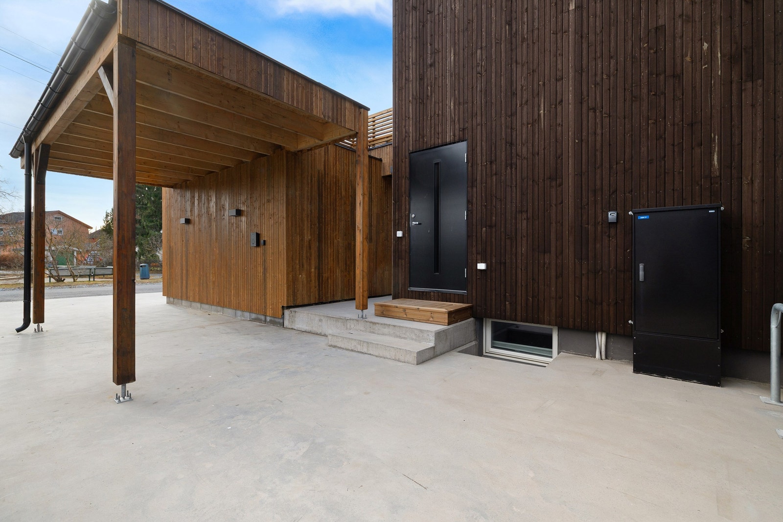 Seksjonen har inngang bak carporten Galleribilde