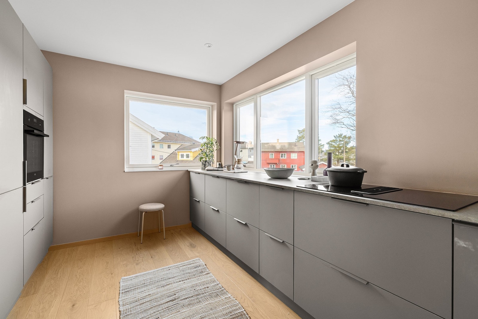 Kjøkkenet ble satt inn i 2024 og har tidløs innredning fra Kvik Galleribilde