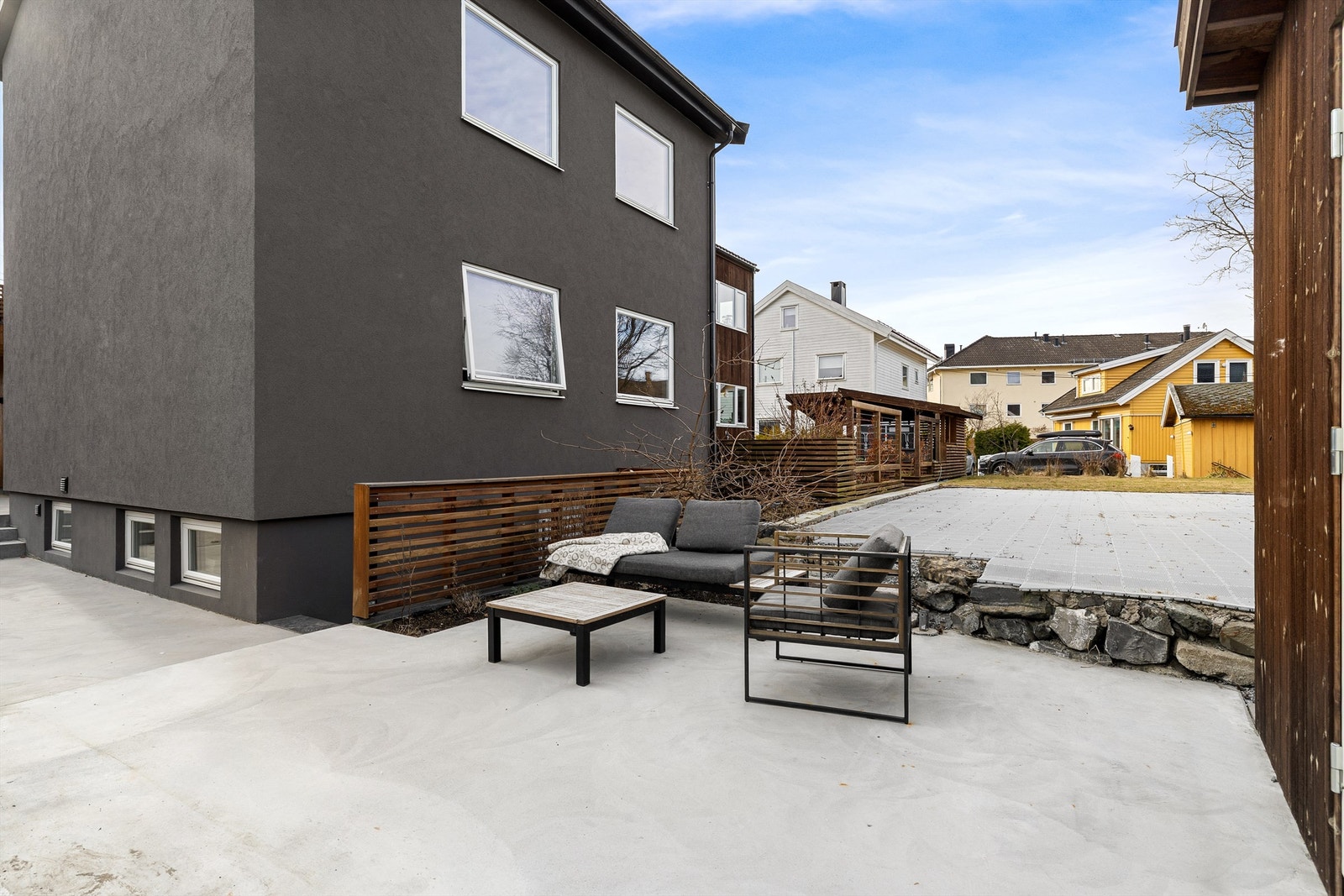 Uteplassen har god plass til både sofagruppe, spisebord og grill Galleribilde