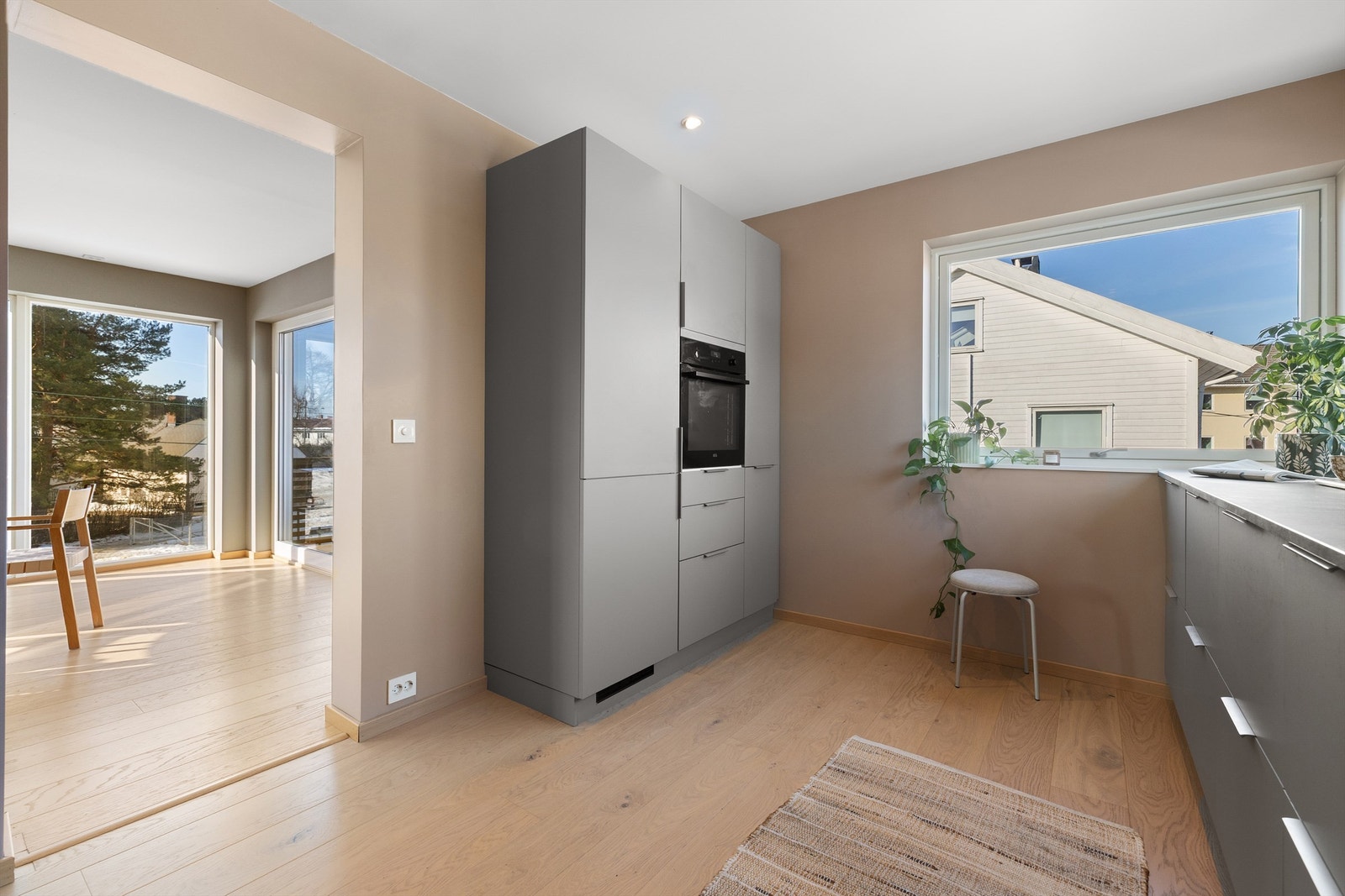 Det er delvis åpen løsning mellom stue og kjøkken Galleribilde