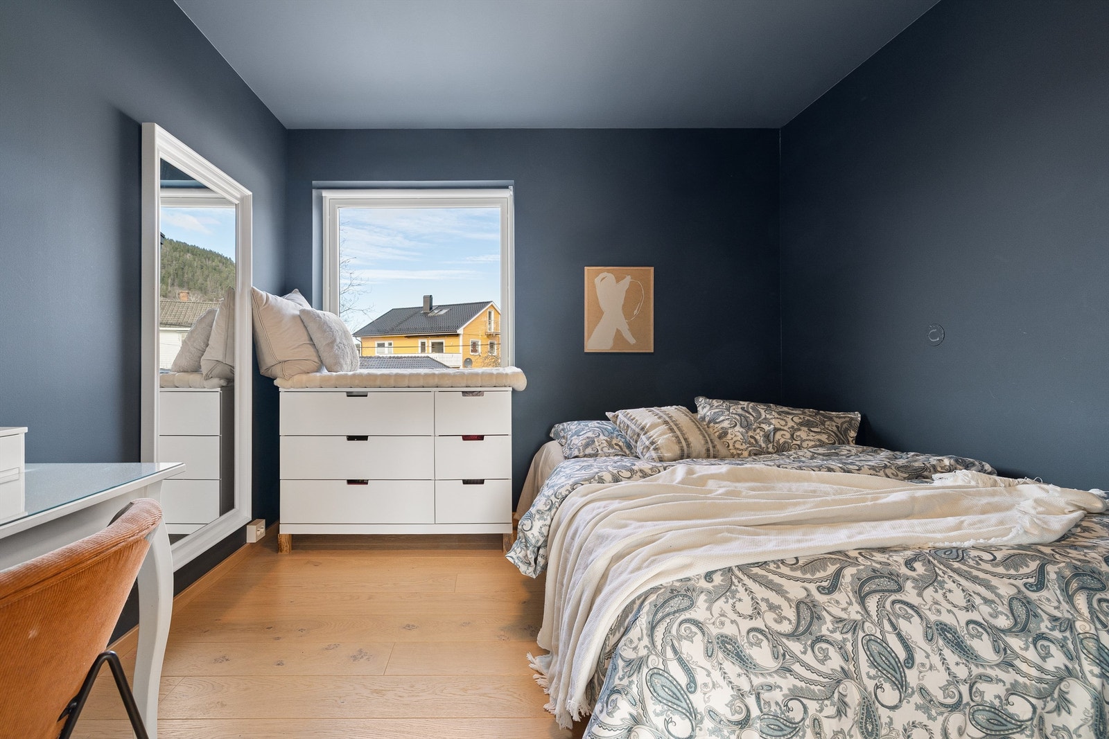 Soverom 3 egner seg godt som barnerom eller gjesterom/kontor, med plass til det man trenger i hverdagen Galleribilde