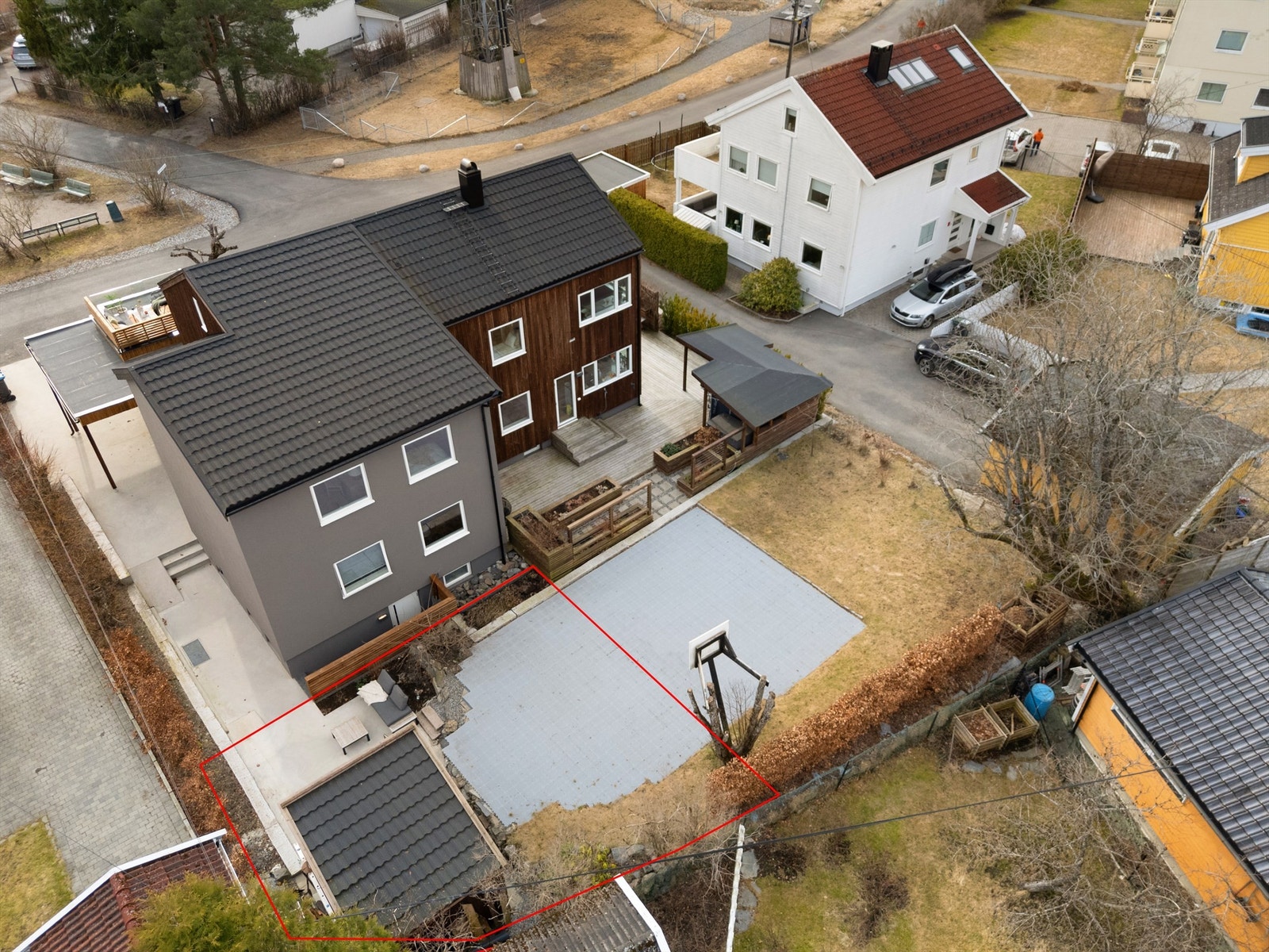 På baksiden av huset har boligen en uteplass i tomtens nordøstre hjørne. Denne enheten disponerer arealet fra vestre hjørne på tilbygget/fra treet og mot nabogrense i øst. Kart over disponering av utearealene ligger også vedlagt i salgsoppgaven Galleribilde