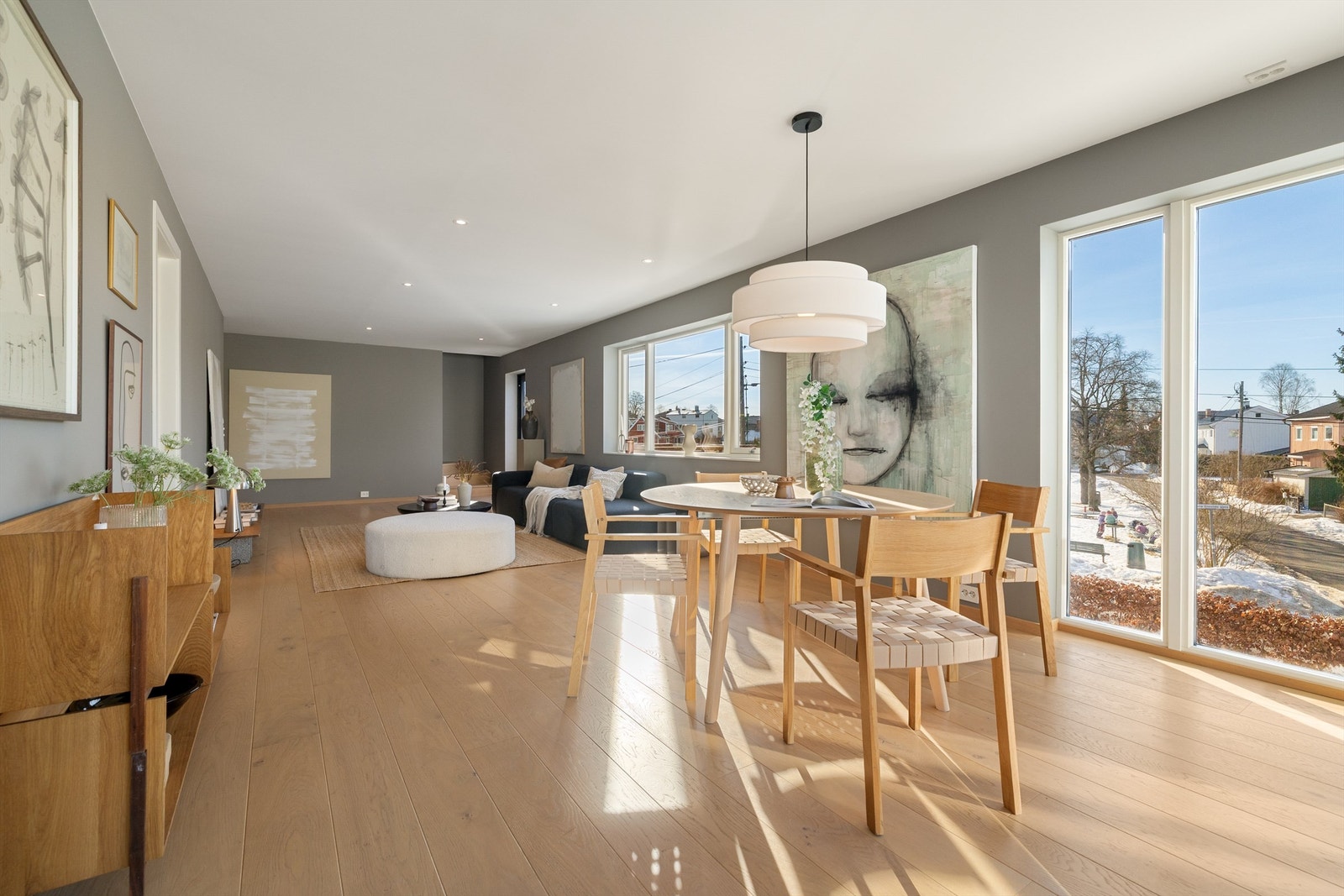 Boligen ligger i 2. etasje og har gjennomgått betydelig oppussing/rehabilitering fra 2019 til 2025. Her kan man flytte rett inn! Foto: André Aakermann Galleribilde