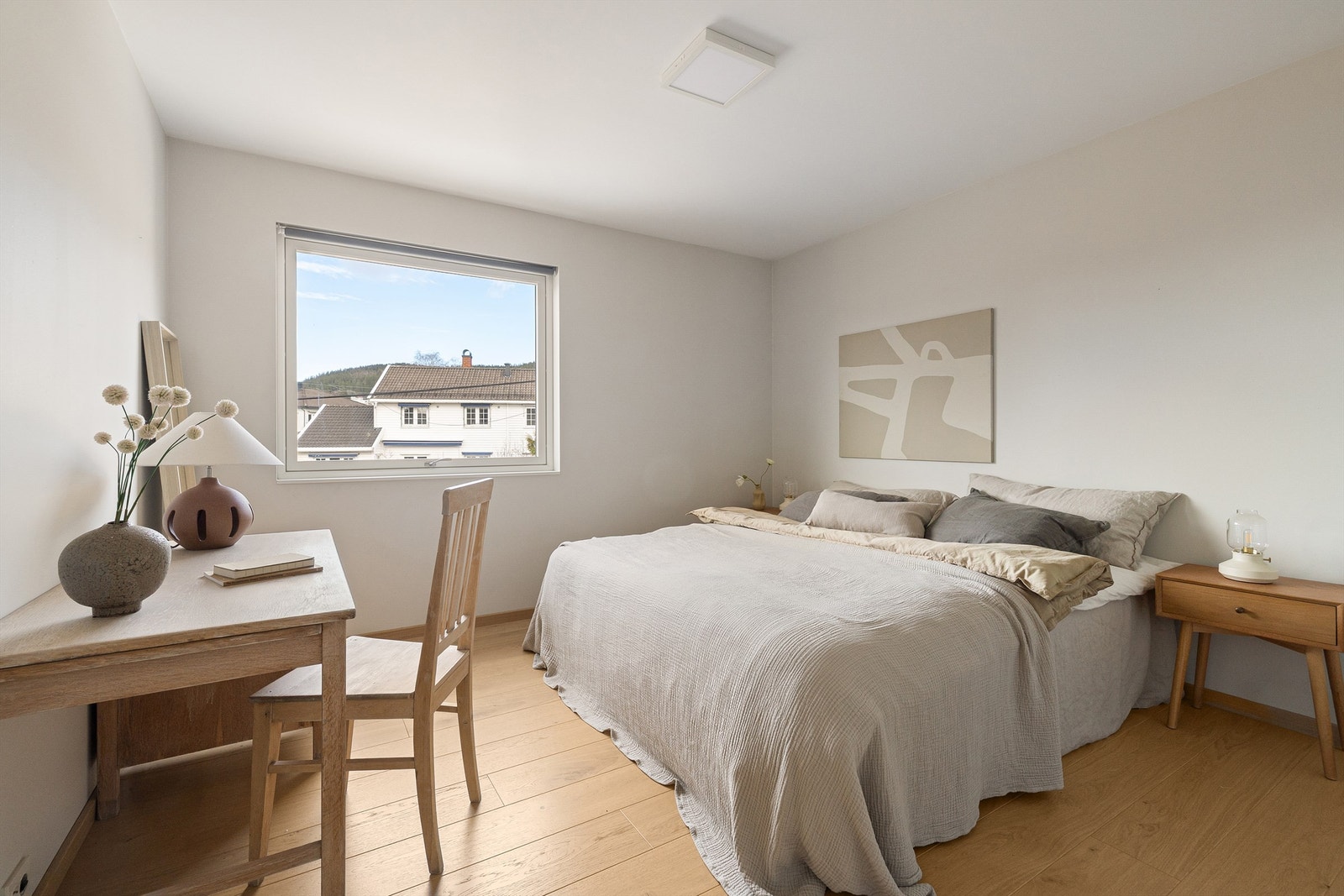 Hovedsoverommet er romslig med plass til dobbeltseng, nattbord på begge sider, skrivebord og garderobeskap Galleribilde