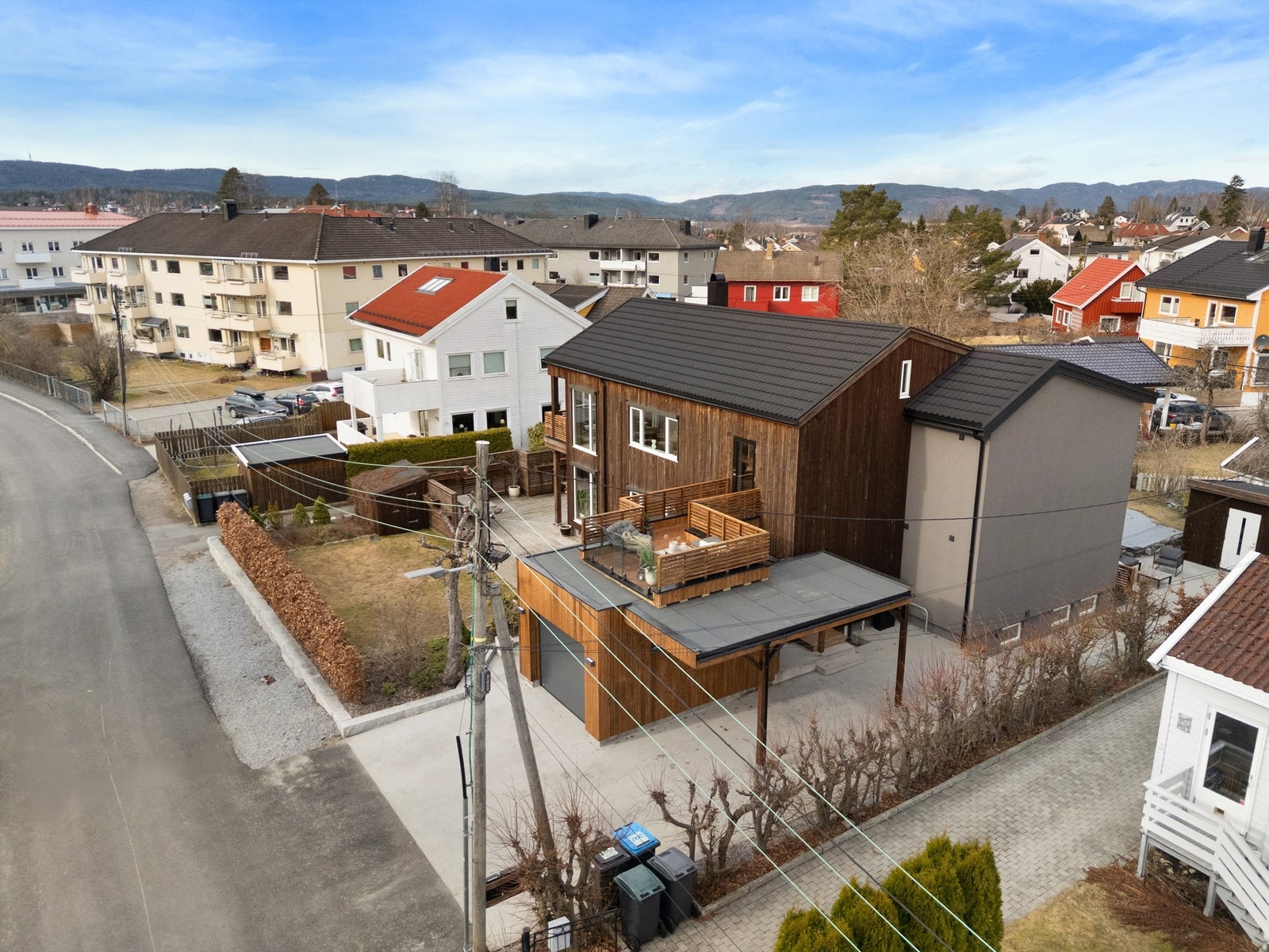 Jupiterveien er en idyllisk gate uten gjennomgangstrafikk. Det er kun 22 eiendommer i gaten og nærmeste nabo er barnevennlige Jupiterjordet/Sverre Enevolds plass. Foto: André Aakermann Galleribilde