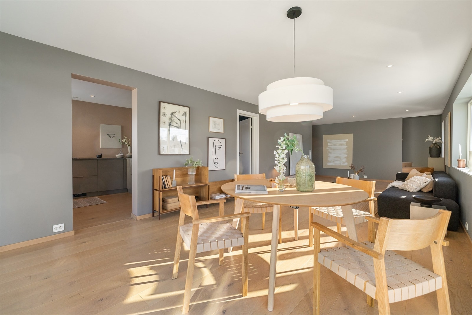 Stuen har naturlige soner og er enkel å møblere Galleribilde