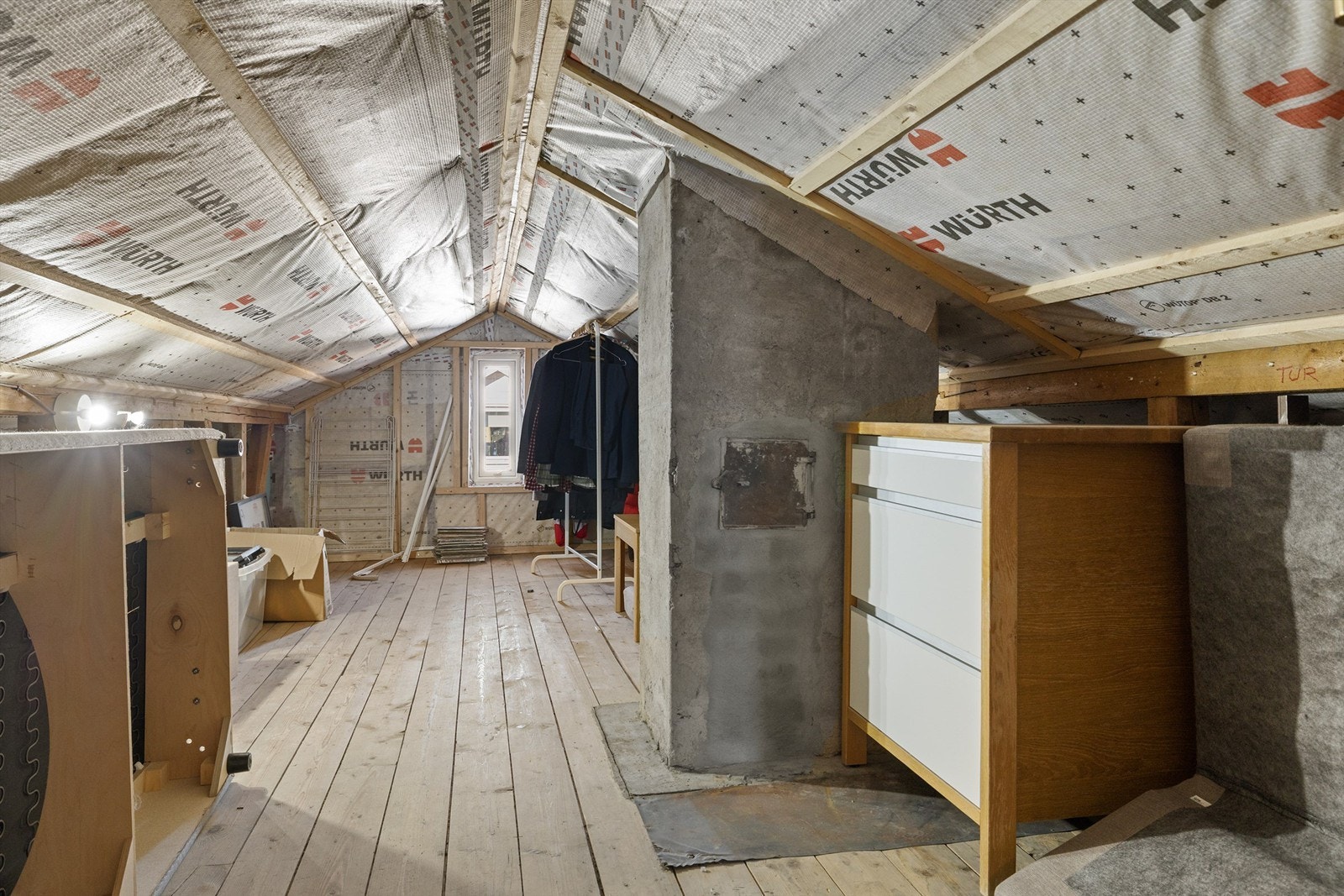 Loftet ble etterisolert i 2019. Det er svært godt med lagringsplass på loftet, med enkel adkomst fra stuen Galleribilde