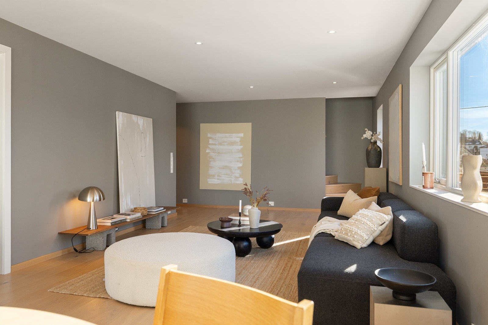 Det er lagt 1-stavs eikeparkett i alle oppholdsrom, i kombinasjon med de slette veggene gir dette et moderne og stilrent inntrykk Galleribilde