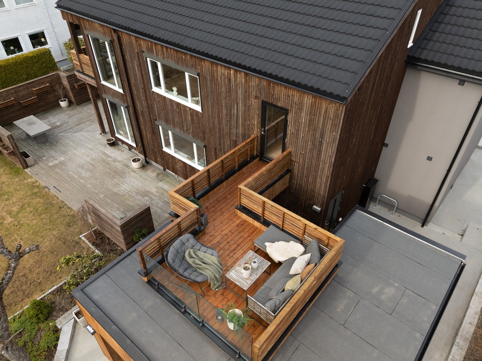 Takterrassen ble bygget i 2025. Boligen har også en vestvendt balkong og en uteplass som vender mot nordøst, her kan du følge solen gjennom dagen Galleribilde