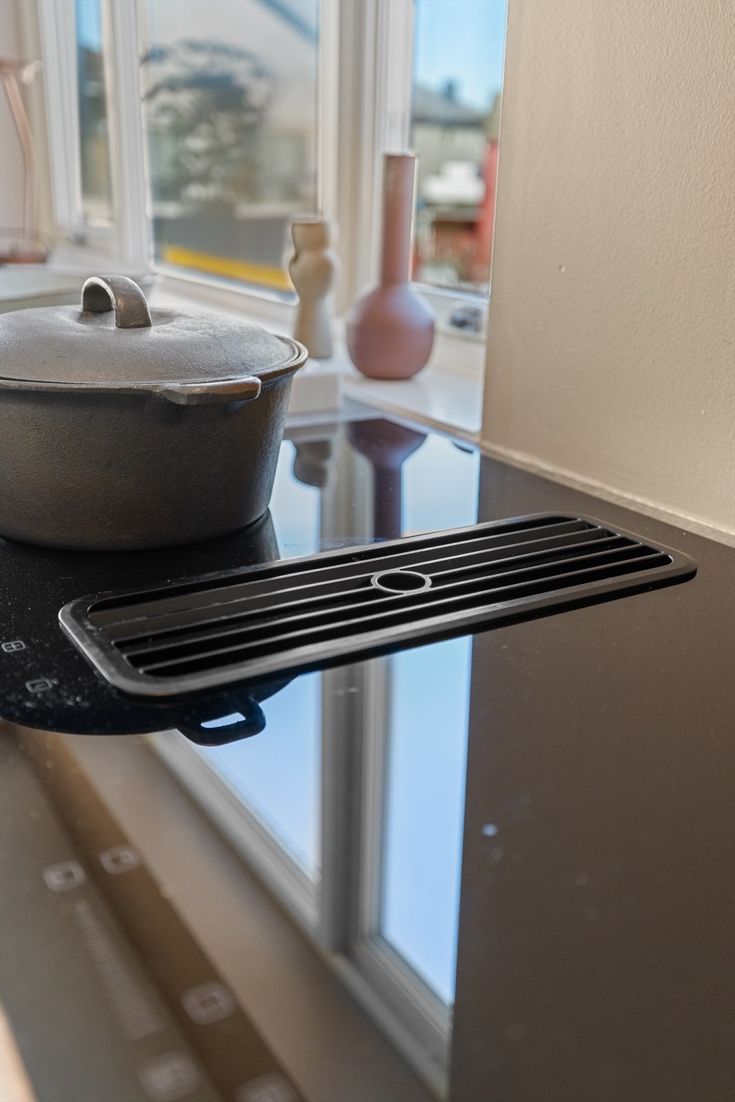 Kjøkkenet er utstyrt med integrerte hvitevarer som kjøleskap, stekeovn, oppvaskmaskin og induksjonstopp med integrert ventilator Galleribilde