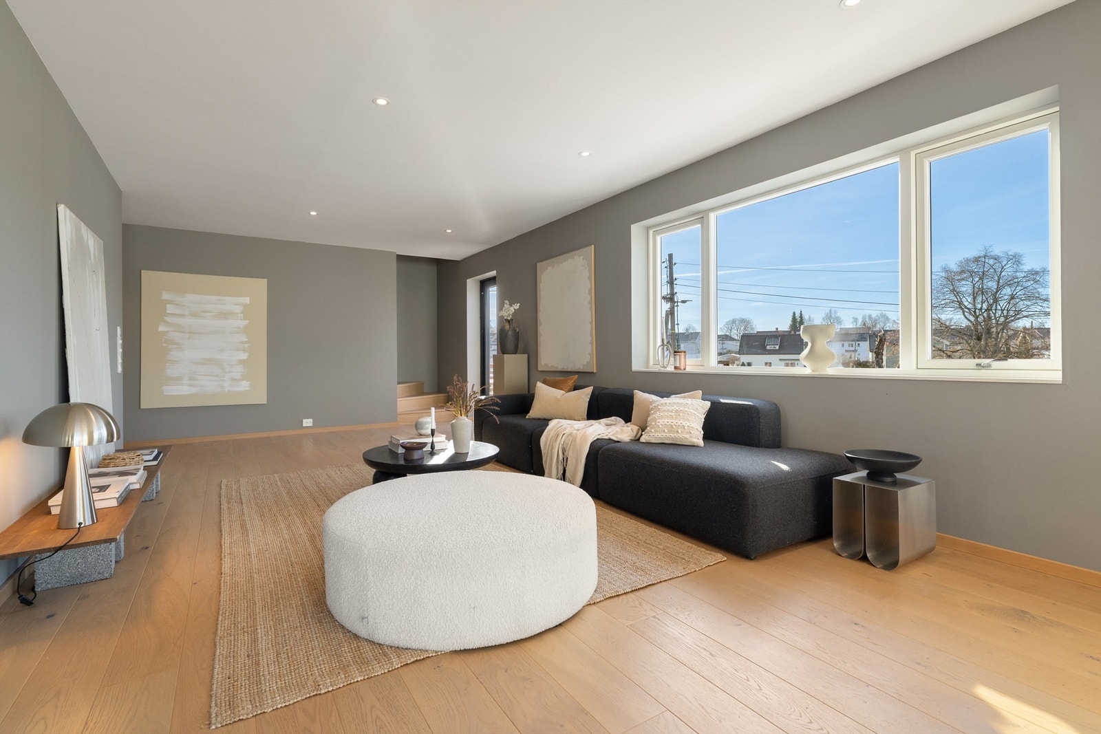 Stuen har lysinnslipp fra to sider, dette gir mye dagslys og svært god romfølelse Galleribilde