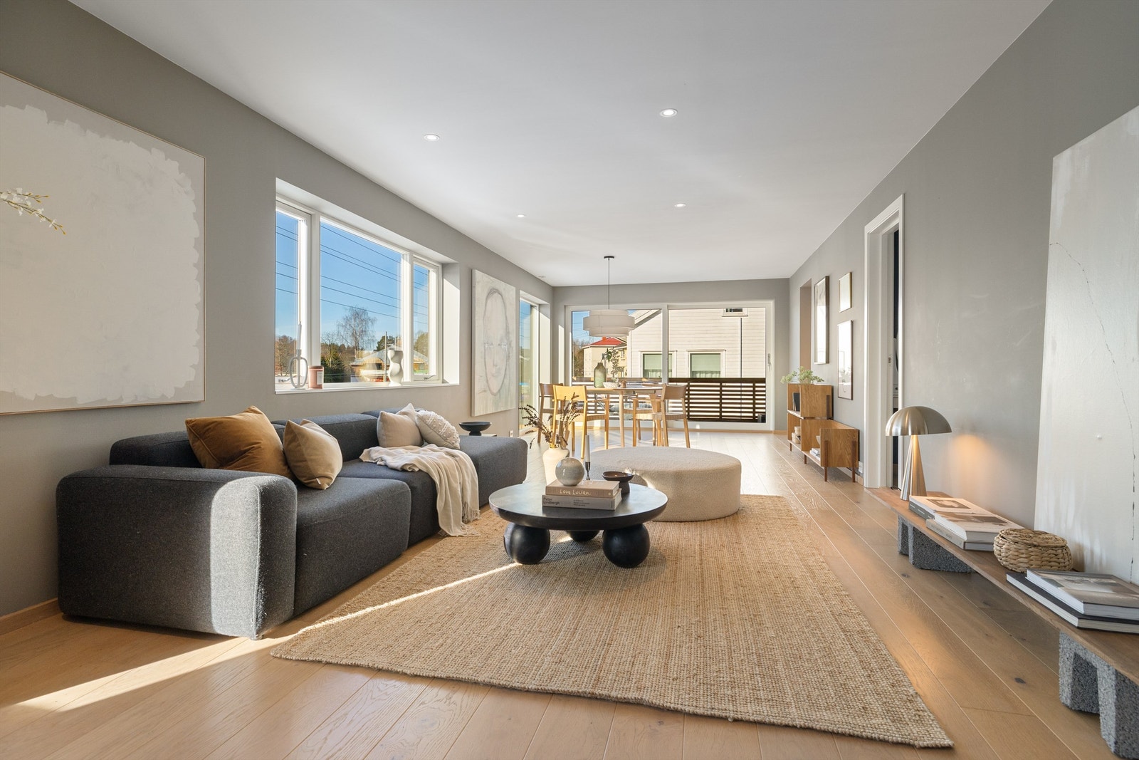 Lys og romslig stue med god plass til stor sofagruppe og spisebord i tilknytning til kjøkkenet Galleribilde