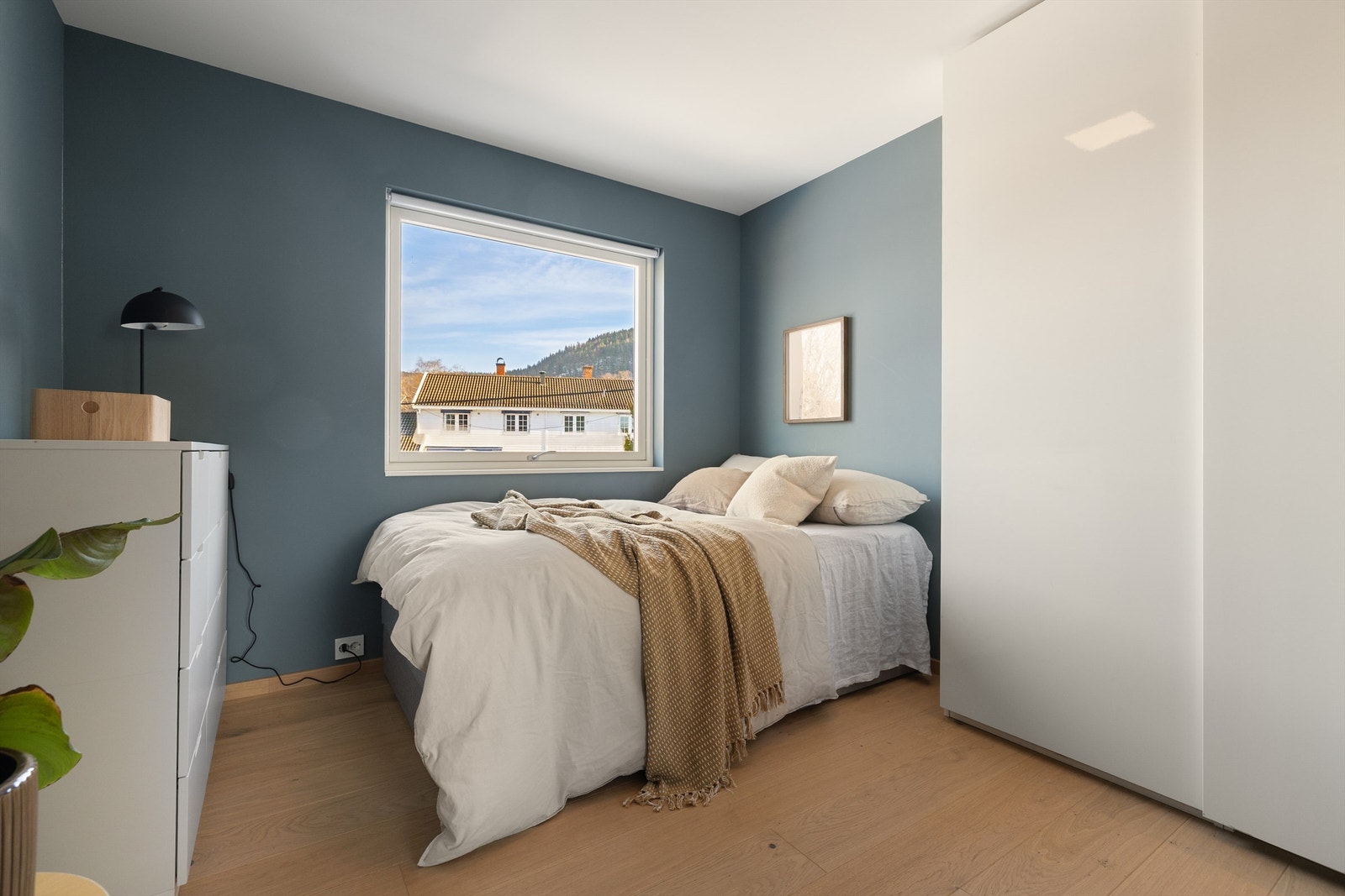 Soverom 2 har også fin størrelse. Det er god plass til seng og arbeidspult, i tillegg til gulvplass for lek og legobygging Galleribilde