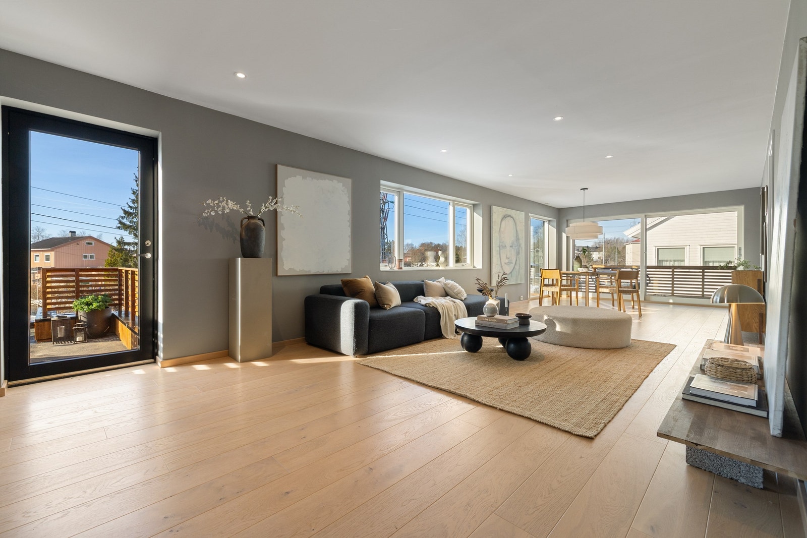 Fra stuen er det utgang til en vestvendt balkong og en solrik takterrasse Galleribilde