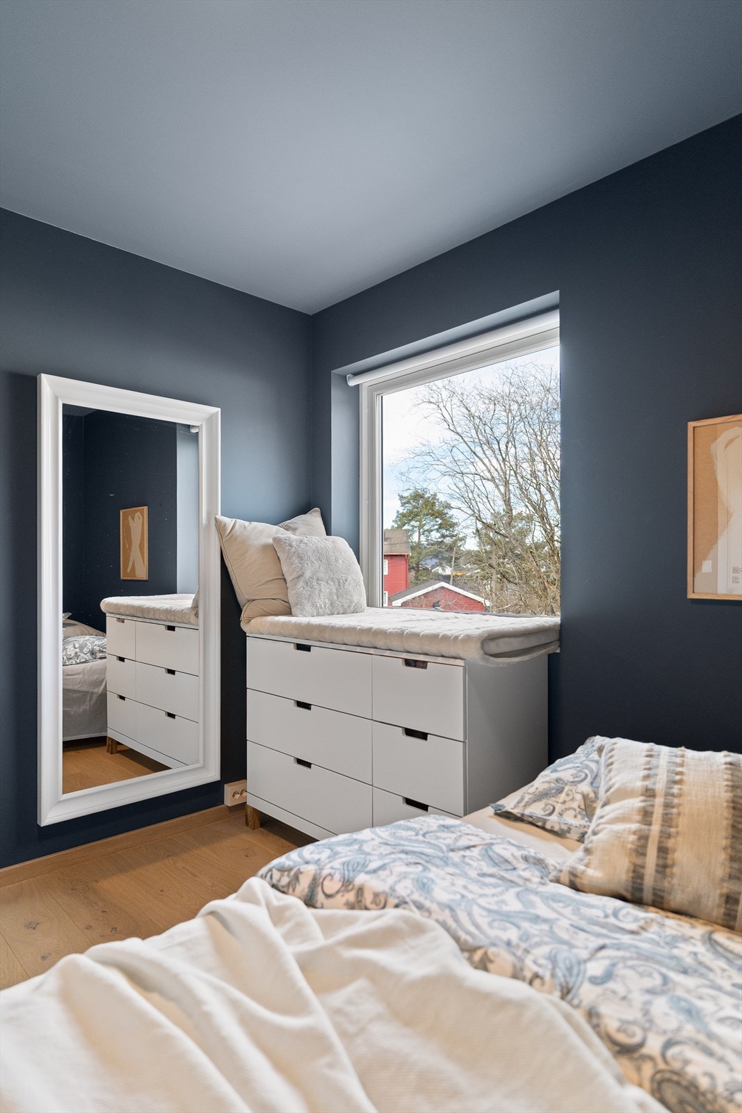 Alle tre soverom vender ut mot baksiden av huset, her er det ikke biltrafikk Galleribilde