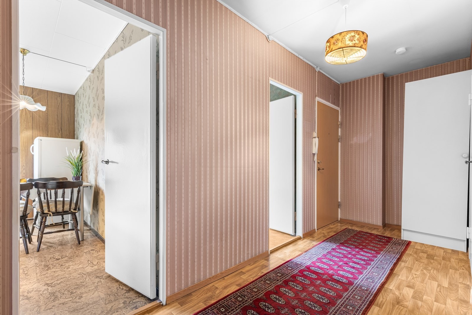 Fra gangen er det direkte inngang til det separate kjøkkenet, baderommet, det ene soverommet og stue/spisestue. Galleribilde