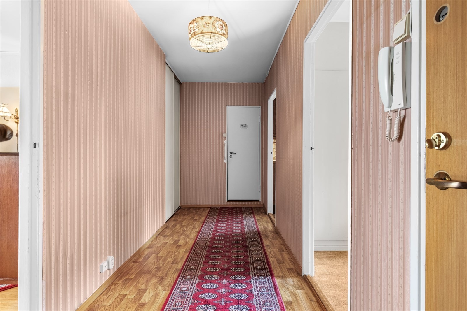 Entréen fungerer som et naturlig bindeledd og gir adkomst til alle rom i leiligheten. Galleribilde