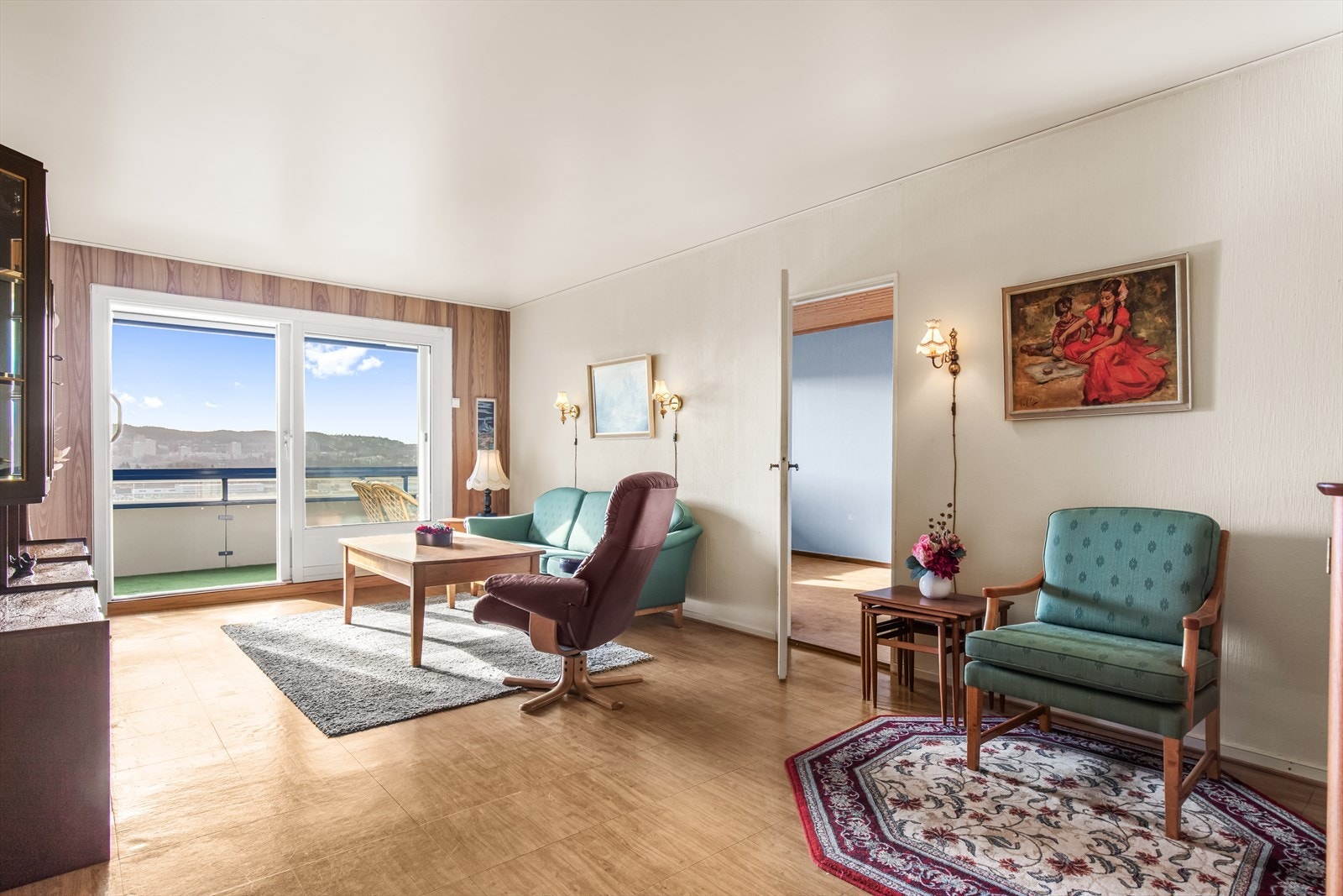 Mina Pettersen v/Eiendomsmegler 1 har gleden av å presentere Hubroveien 6D - en lys og gjennomgående 3-roms med stort potensiale for å skape ditt eget drømmehjem! Foto: Oh Shots. Galleribilde