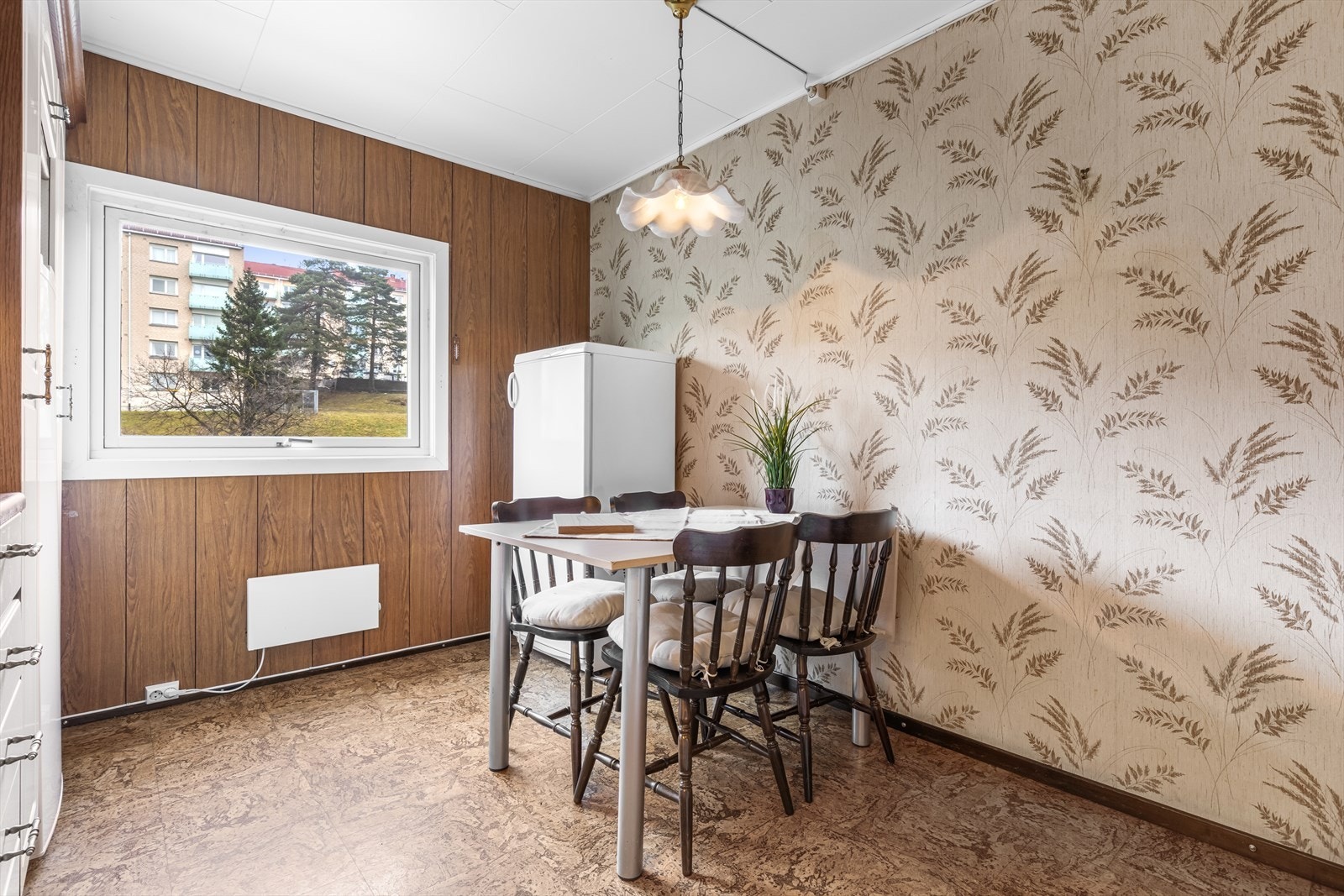 Spiseplassen på kjøkkenet er perfekt for hverdagens måltider. Galleribilde