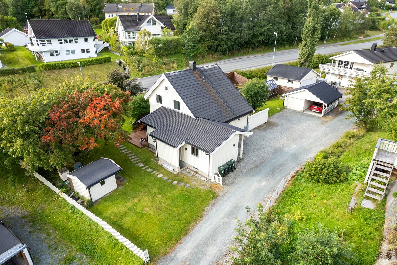 På tomten er det blant annet dukkehus, drivhus samt en garasje og carport. Galleribilde