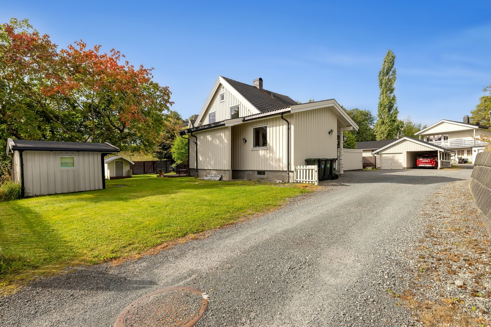 Godt med plass rundt boligen. Her får du både grøntareal, romslig gårdsplass og en fasade som fremstår ryddig og velholdt. Galleribilde