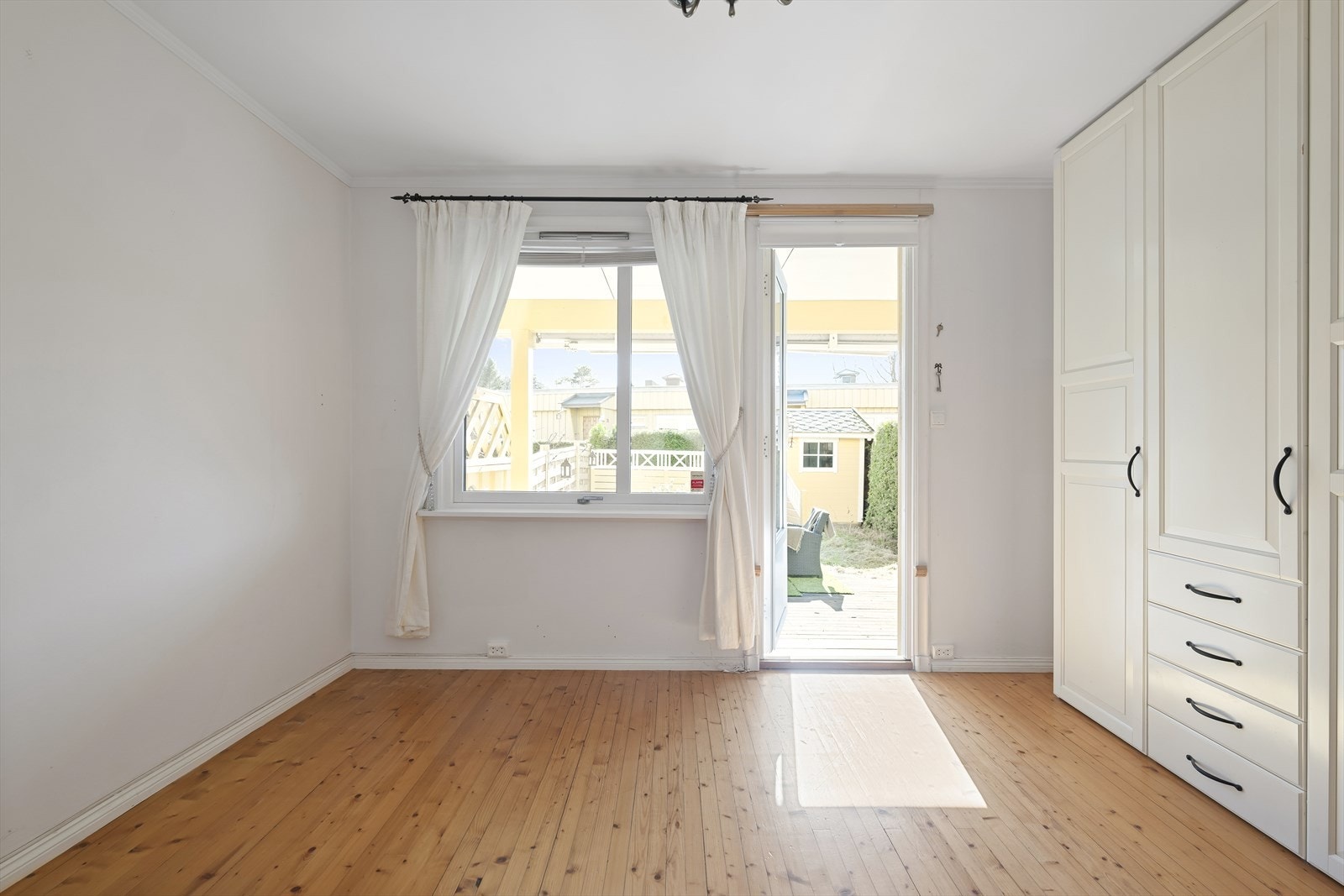 Soverom III - Rommet er romslig og kan fint benyttes som gjesterom, barnerom eller ekstra kontor. Alt etter eget ønske. Galleribilde