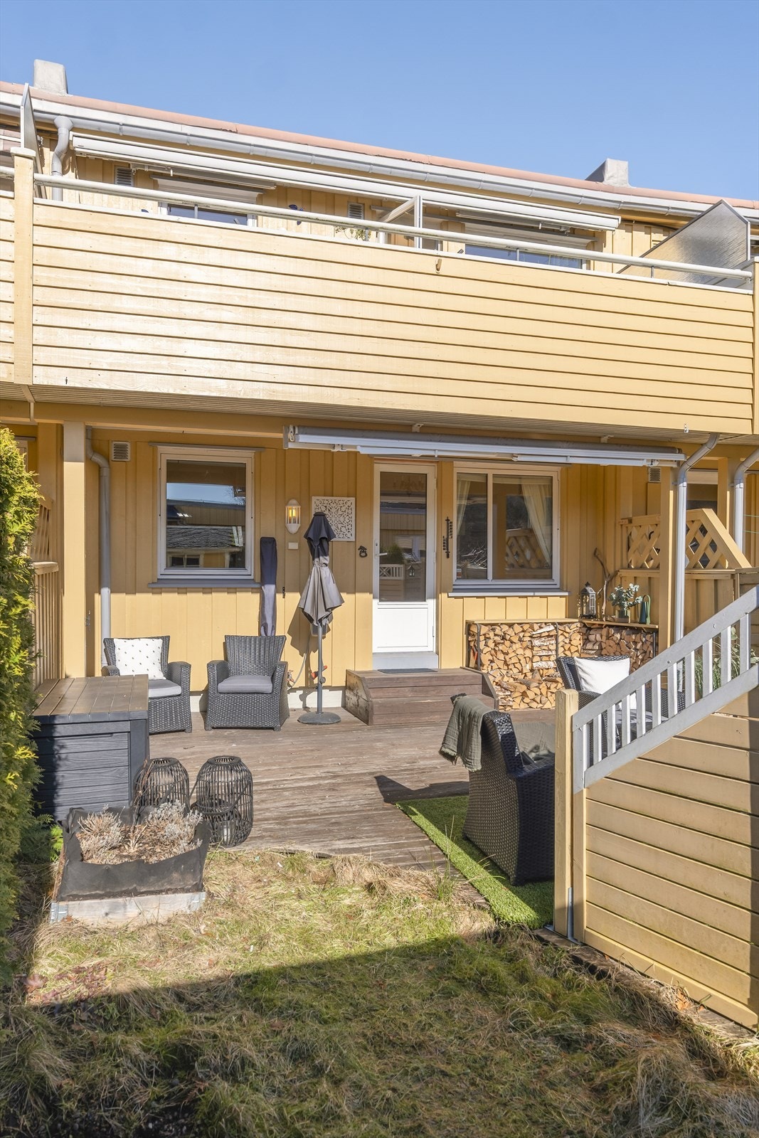 Boligen har også en frodig og beplantet hage, med prydbusker som gir god skjerming mot naboer og innsyn. Galleribilde