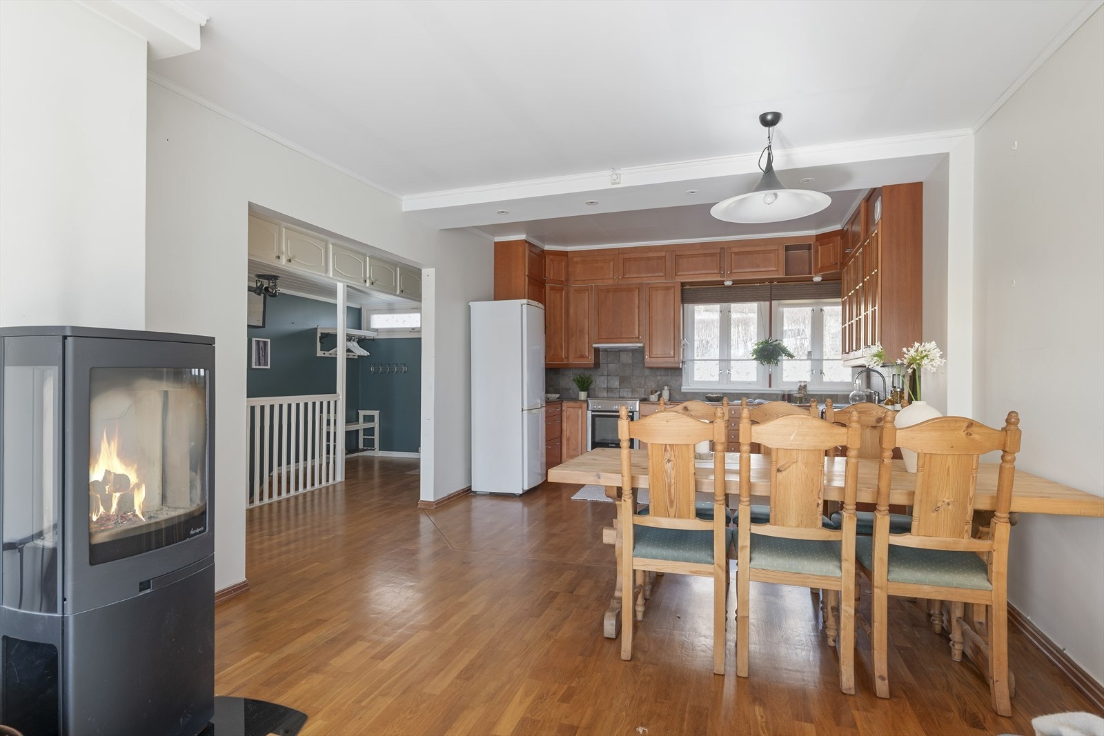 Boligen har en god løsning med åpen kjøkken, stue og spisestue som inviterer til sosialt samvær. Galleribilde