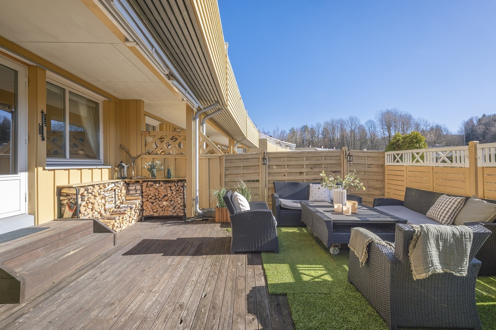 Terrassen kan lett møbleres inn i ulike soner, med god plass til både sittegruppe og grill. Galleribilde