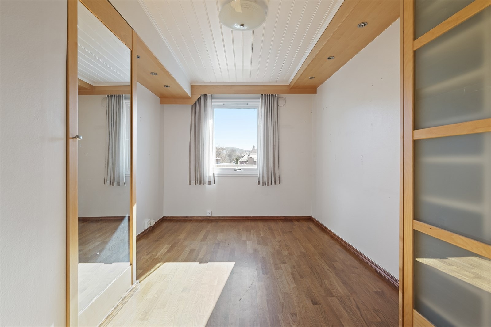 Soverom I - Rommet har rikelig med lysinnslipp og fleksible møbleringsmuligheter. Galleribilde