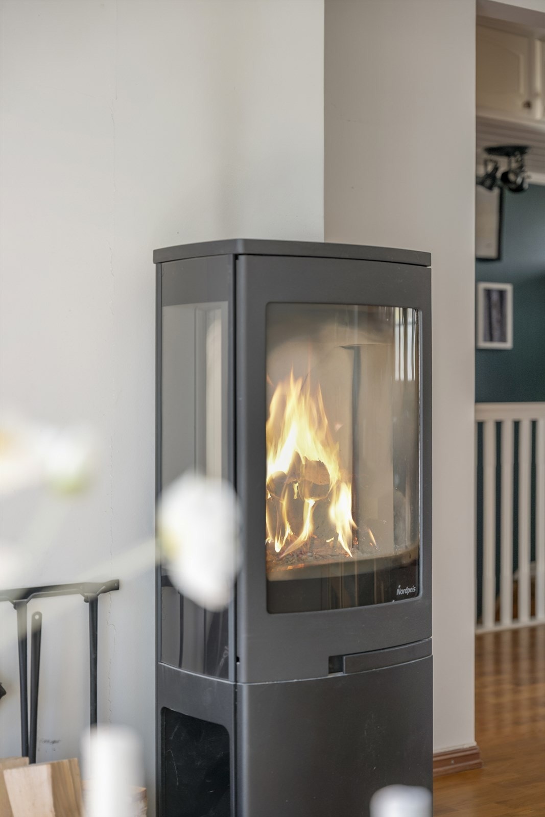 Stuen er utstyrt med peisovn som gir en lun og behagelig stemning i boligen. Galleribilde