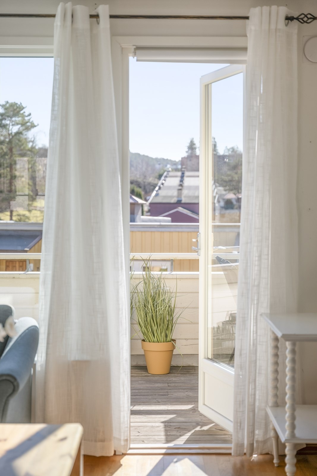 Lys og luftig overgang fra stuen til balkongen, med fint utsyn mot nærområdet. Galleribilde