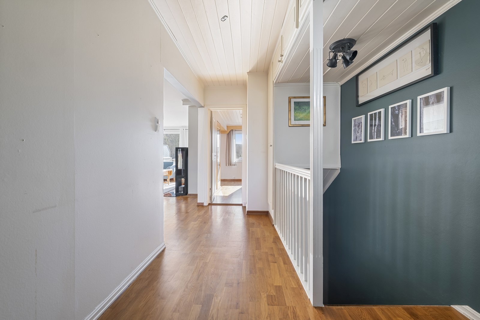 Videre fra entrèn kommer du inn mot stuen og boligens øvrige oppholdsrom. Galleribilde