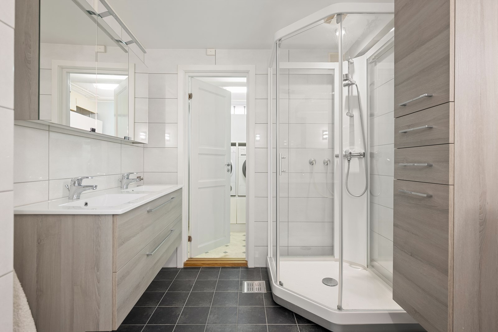 Badet ligger i underetasjen og fremstår som et pent og funksjonelt rom med oppgraderte overflater. Det ble overflateoppusset i 2020 med flis på flis, og har flislagte gulv- og veggflater samt varmekabler som gir jevn og behagelig varme. Galleribilde