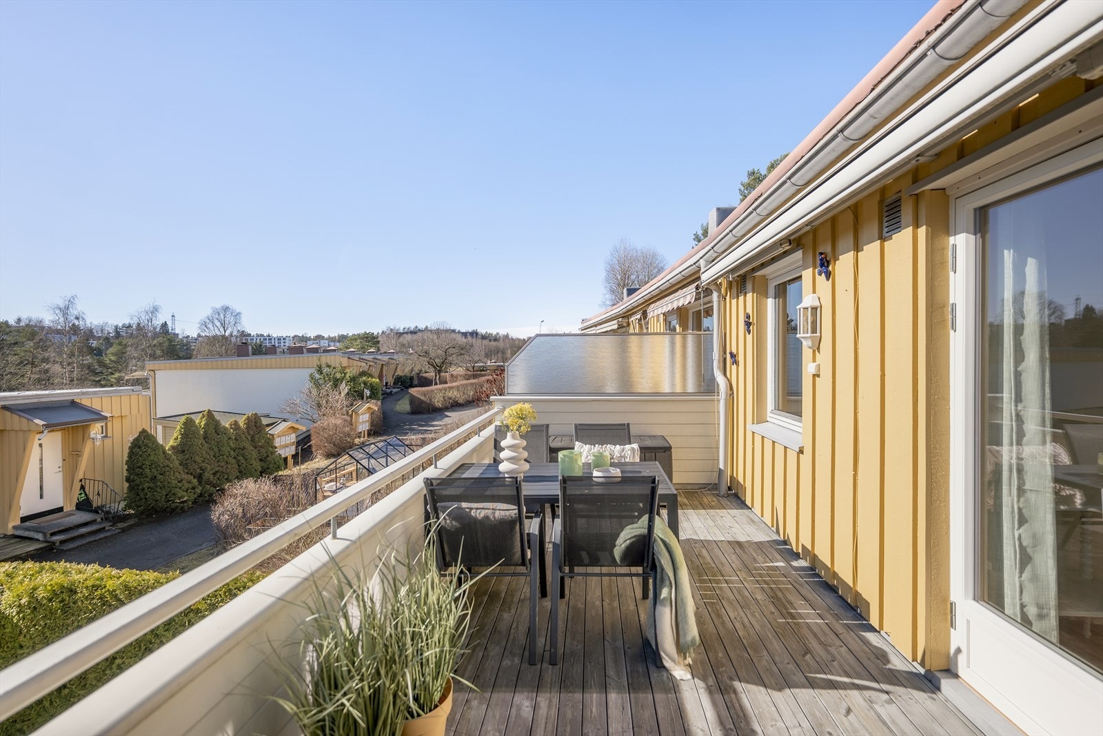 Terrassen er med på å fungere som en forlengelse av stuen på solrike dager. Galleribilde