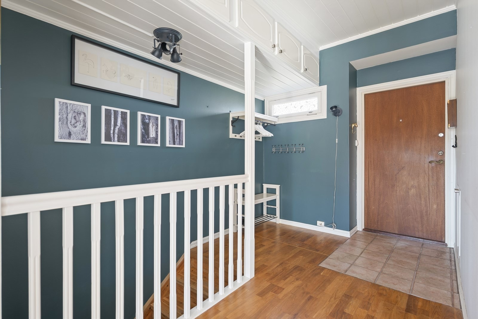 Fra inngangspartiet kommer du inn i en praktisk og velorganisert entré med god plass til å henge fra seg yttertøy og rikelig med oppbevaring i innebygde skap. Galleribilde