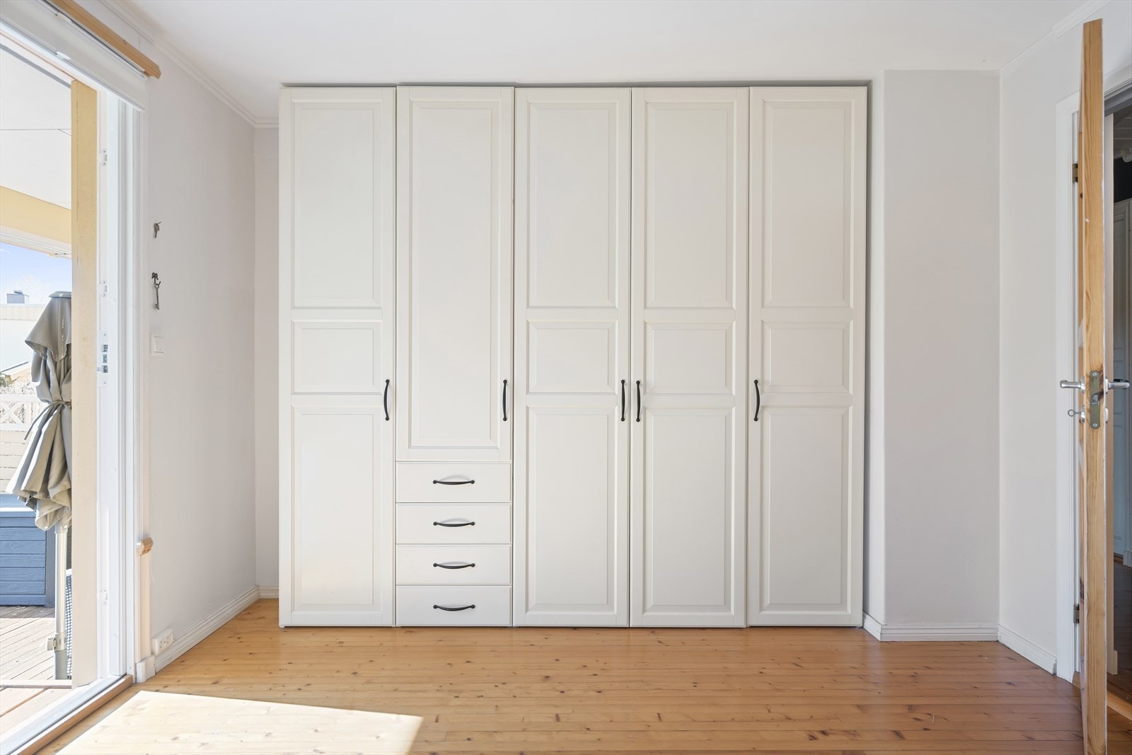 Soverom har stor og praktisk garderobevegg som gir gode oppbevaringsmuligheter, samt direkte adkomst til skjermet terrasse på 28 m². Galleribilde